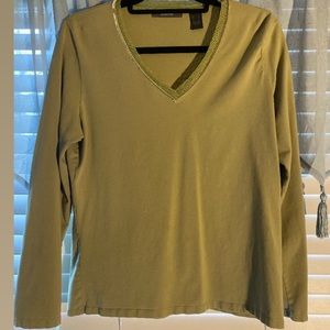 green v-neck long sleeve shirt